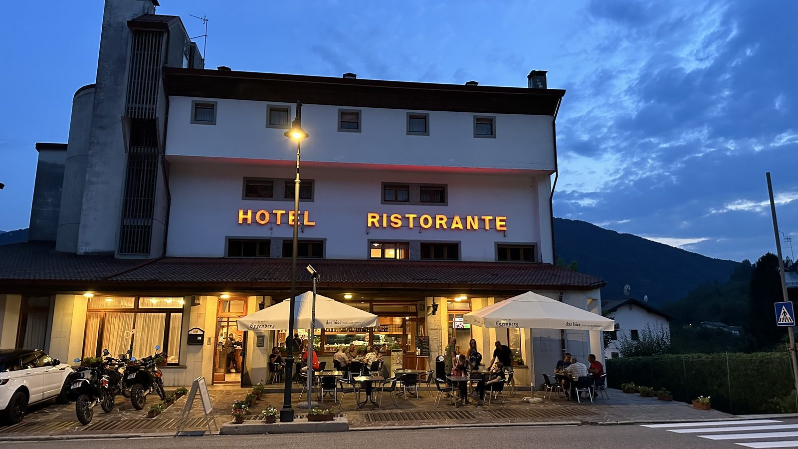 Hotel e ristorante Bike & Bikers illuminati di sera