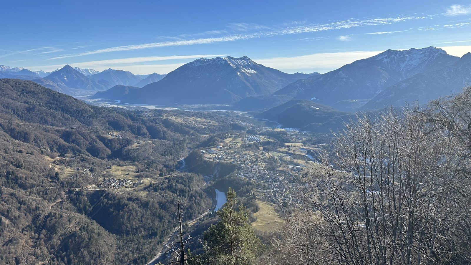 Panorama invernale delle montagne intorno ad Ampezzo in Carnia