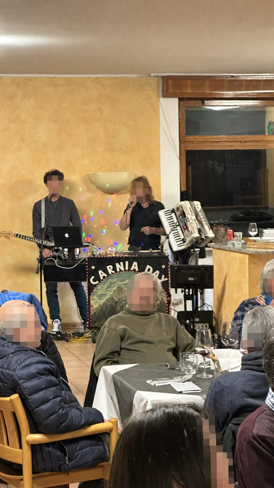 Musica dal vivo nel ristorante con volti pixelati