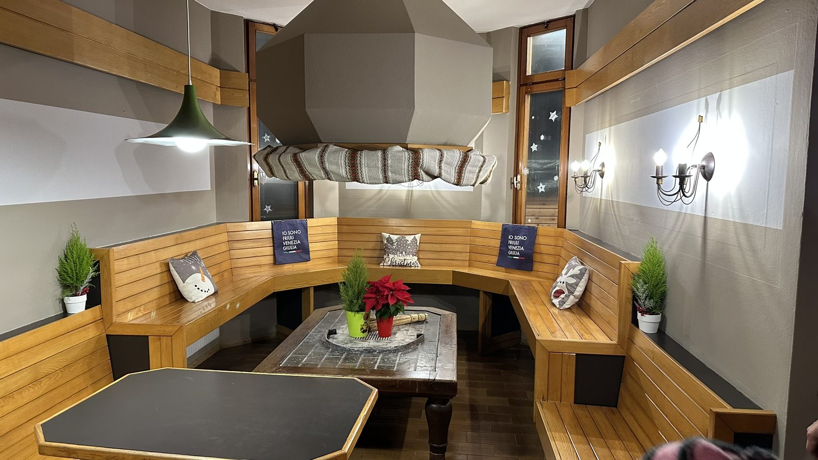 Sala ristorante con tavoli e panche in legno