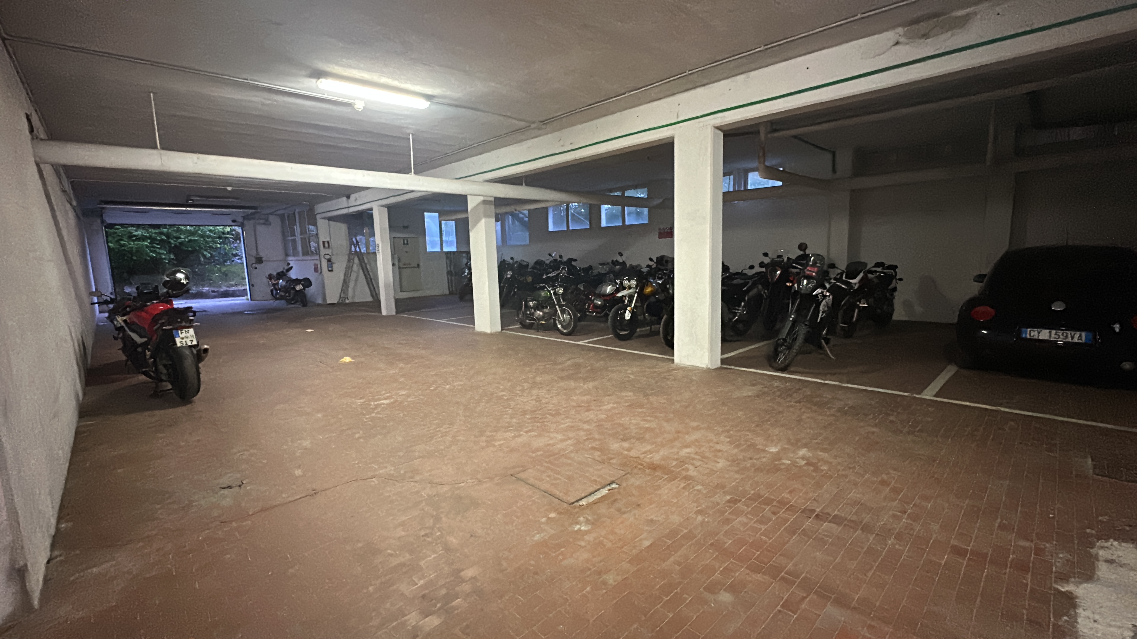 Überdachte Motorradgarage am Bike & Bikers Hotel Ampezzo